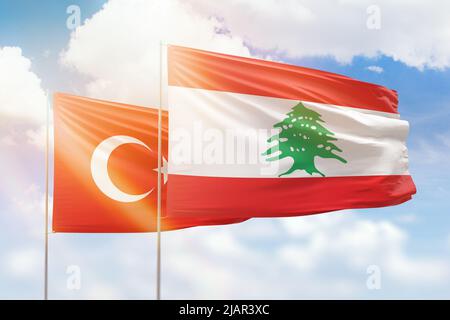 Sonniger blauer Himmel und Flaggen des libanon und der türkei Stockfoto