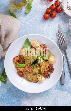 Zitronengarnelen-Piccatta mit Penne, Zitronen und Kapern Stockfoto