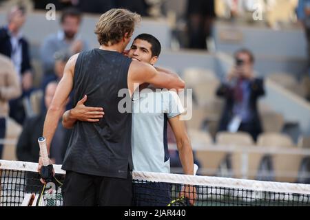 Paris, Frankreich. 31.. Mai 2022. Der deutsche Alexander Zverev umarmt den spanischen Carlos Alcaraz nach dem Viertelfinale der Männer beim French Open-Tennisturnier bei Roland Garros in Paris, Frankreich, 31. Mai 2022. Kredit: Gao Jing/Xinhua/Alamy Live Nachrichten Stockfoto