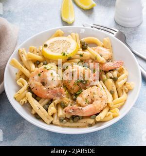 Zitronengarnelen-Piccatta mit Penne, Zitronen und Kapern Stockfoto