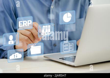 Geschäftsmann berühren auf dem virtuellen Bildschirm Symbol Business ERP. Enterprise Resource Planning ERP-Dokumentenmanagement-Konzept Stockfoto