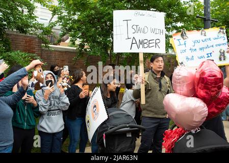 Amber Heard-Unterstützer Daniel Lee, 26, aus Loudoun County, VA., steht mit Johnny Depp-Anhängern vor dem Fairfax County Courthouse in Fairfax, während das Gericht das Zivilverfahren zwischen Depp und Heard am Freitag, 27. Mai 2022 wiederaufnimmt. Depp brachte eine Verleumdungsklage gegen seine ehemalige Frau, die Schauspielerin Amber Heard, ein, nachdem sie 2018 in der Washington Post einen Kommentar verfasst hatte, der ihn, ohne Depp zu nennen, des häuslichen Missbrauchs beschuldigte. Kredit: Cliff Owen/CNP (BESCHRÄNKUNG: KEINE New York oder New Jersey Zeitungen oder Zeitungen innerhalb eines 75 Meilen Radius von New York City) Stockfoto