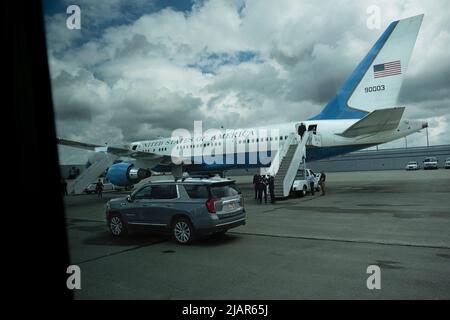 Buffalo, New York, USA. 28.. Mai 2022. Die Vizepräsidentin der Vereinigten Staaten, Kamala Harris, und der zweite Gentleman Doug Emhoff bereiten sich darauf vor, den internationalen Flughafen Buffalo Niagara zu verlassen, nachdem sie am Samstag, den 28. Mai, den Gedenkgottesdienst für das Massenschießopfer Ruth Whitfield in Buffalo, New York, USA, besucht haben. 2022. Zehn Menschen wurden am 14. Mai in einem Buffalo-Lebensmittelgeschäft in einem von den Behörden als rassistisch motiviertes Hassverbrechen bezeichnete Fall zu Tode geschossen. Quelle: Malik Rainey/Pool via CNP/dpa/Alamy Live News Stockfoto