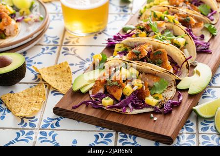 Fisch Tacos mit Mango-Salsa und Rotkohl Stockfoto
