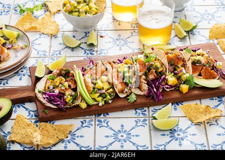 Fisch Tacos mit Mango-Salsa und Rotkohl Stockfoto