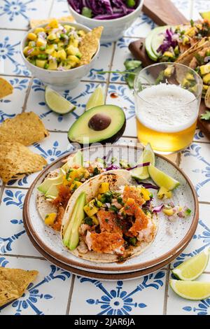 Fisch Tacos mit Mango-Salsa und Rotkohl Stockfoto