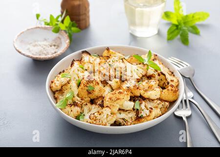 Gerösteter Blumenkohl mit frischen Kräutern und Gewürzen Stockfoto