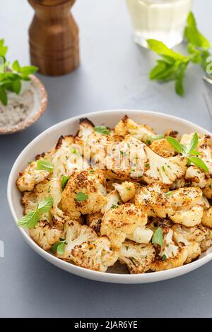 Gerösteter Blumenkohl mit frischen Kräutern und Gewürzen Stockfoto