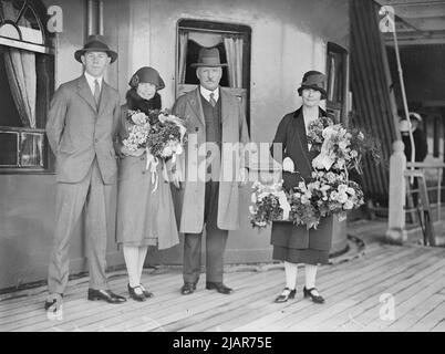 Der australische Soldat und Politiker Granville Ryrie verlässt Australien, um seine Amtszeit als Hochkommissar in das Vereinigte Königreich zu beginnen. Begleitet wird er von seiner Frau Mary, der Tochter Gwendoline und dem Sohn James. Ca. 1932 Stockfoto