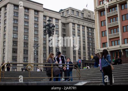 Moskau, Russland. 30.. Mai 2022. Die Menschen gehen in der Nähe der Staatsduma, dem Unterhaus des russischen Parlaments. Kredit: SOPA Images Limited/Alamy Live Nachrichten Stockfoto