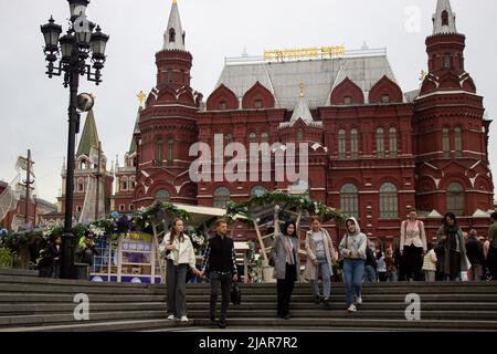 Moskau, Russland. 30.. Mai 2022. Die Menschen gehen vor dem Staatlichen Historischen Museum Russlands. Kredit: SOPA Images Limited/Alamy Live Nachrichten Stockfoto