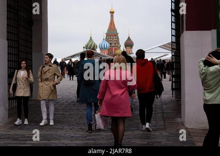 Moskau, Russland. 30.. Mai 2022. Die Menschen gehen auf den Roten Platz. Im Bogen sind die Kuppeln der Basilius-Kathedrale zu sehen. Kredit: SOPA Images Limited/Alamy Live Nachrichten Stockfoto