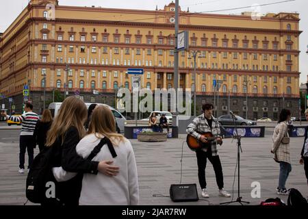 Moskau, Russland. 30.. Mai 2022. Die Jugendlichen entspannen sich vor dem Lubyanka-Gebäude in Moskau. Lubyanka ist der beliebte Name für das Hauptquartier des FSB, einer Sicherheitsbehörde, die die Nachfolge des sowjetischen KGB antrat. Kredit: SOPA Images Limited/Alamy Live Nachrichten Stockfoto