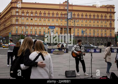 Moskau, Russland. 30.. Mai 2022. Die Jugendlichen entspannen sich vor dem Lubyanka-Gebäude in Moskau. Lubyanka ist der beliebte Name für das Hauptquartier des FSB, einer Sicherheitsbehörde, die die Nachfolge des sowjetischen KGB antrat. (Foto von Vlad Karkov/SOPA Images/Sipa USA) Quelle: SIPA USA/Alamy Live News Stockfoto