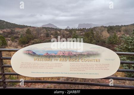 Begrüßungsschild am Eingang des Red Rock Touristeninformationszentrums, Sedona, Arizona, USA Stockfoto