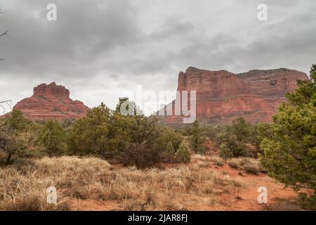 Courthouse Butte und Bell Rock, südlich von Sedona, Arizona, USA Stockfoto