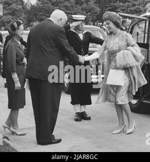 Premierminister Robert Menzies begrüßt Königin Elizabeth II., während seine Frau Pattie auf ca. 12. März 1963 Stockfoto