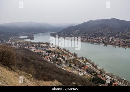 Visegrad - Nagymaros: Donauufer und Hügel, Ungarn Stockfoto