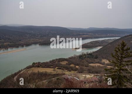 Visegrad - Nagymaros: Donauufer und Hügel, Ungarn Stockfoto