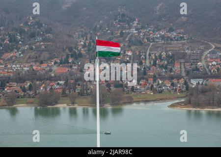 Nagymaros: Donauufer und Hügel, mit ungarischer Flagge auf der Vorderseite. Ungarn Stockfoto