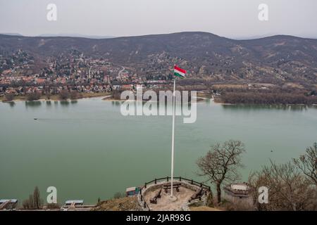 Visegrad - Nagymaros: Donauufer und Hügel, Ungarn Stockfoto