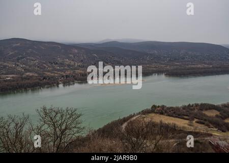 Visegrad - Nagymaros: Donauufer und Hügel, Ungarn Stockfoto