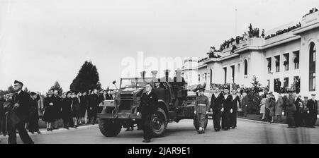 John Curtins Sarg verließ das Parliament House, Canberra, nachdem er im Staat Ca. Juli 1945 Stockfoto