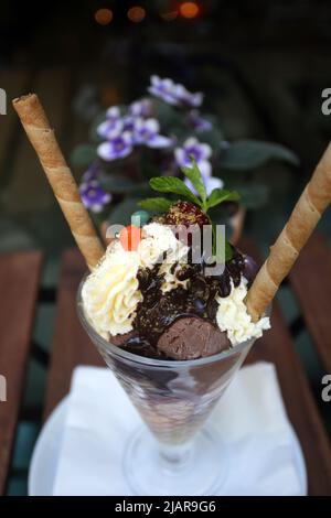 Schokolade und Vanilleeis auf dem Eisglas. Stockfoto