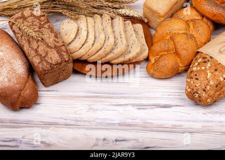 Vollkornbrot. Verschiedene Arten von Brot isoliert auf weiß . Stockfoto