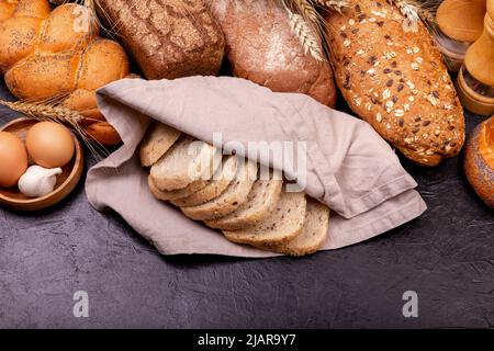 Konzept von hausgemachtem Brot, natürlichen landwirtschaftlichen Produkten, heimische Produktion. Stockfoto