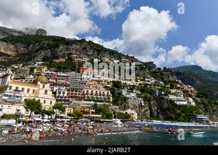 Positano, Italien - 25. Aug 2021: Panoramablick auf Positano und den Strand entlang der Amalfiküste von Italien. Stockfoto