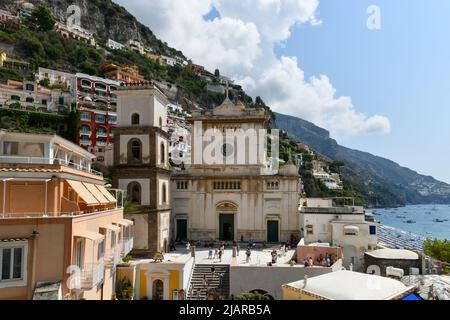 Positano, Italien - 25. Aug 2021: Außenansicht der Kirche Santa Maria Himmelfahrt in Positano. Stockfoto