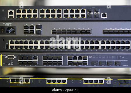 Nahaufnahme der im Rack montierten Netzwerkgeräte. Selektiver Fokus. Stockfoto