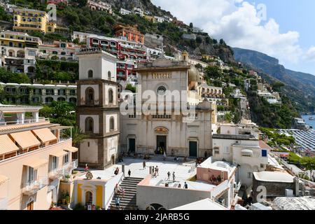 Positano, Italien - 25. Aug 2021: Außenansicht der Kirche Santa Maria Himmelfahrt in Positano. Stockfoto