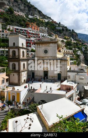 Positano, Italien - 25. Aug 2021: Außenansicht der Kirche Santa Maria Himmelfahrt in Positano. Stockfoto