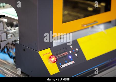 Bedienfeld der automatischen PCB-Montagemaschine. Selektiver Fokus. Stockfoto