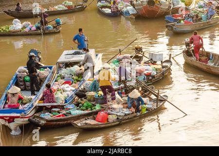 Luftaufnahme von landwirtschaftlichen Erzeugnissen Handel auf dem Fluss in Phong Dien, Can Tho Stockfoto