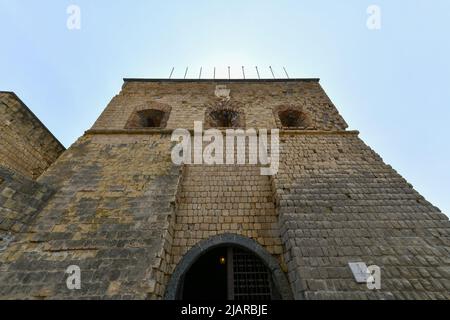 Facade von Castel dell'Ovo (Egg Castle), einem Schloss am Meer im Golf von Neapel, Italien. Stockfoto