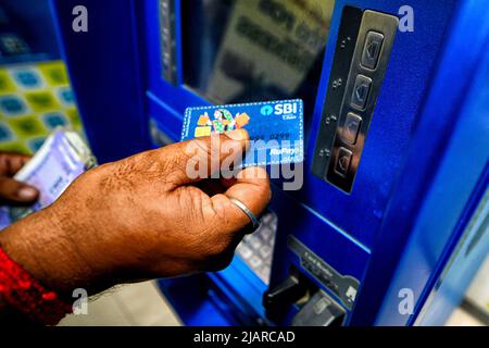 Kalkutta, Indien. 31.. Mai 2022. Ein Mann sah, wie er in Kalkutta mit Hilfe von Geldautomaten (Automated teller machine) Geld abheben konnte. Die Reserve Bank of India (RBI) hat alle Banken gebeten, ihren Kunden die Möglichkeit zu geben, Bargeld ohne Karte an ihren Geldautomaten abzuheben. Kredit: SOPA Images Limited/Alamy Live Nachrichten Stockfoto