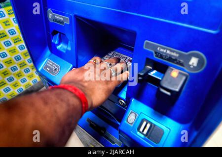 Kalkutta, Indien. 31.. Mai 2022. Ein Mann sah, wie er in Kalkutta mit Hilfe von Geldautomaten (Automated teller machine) Geld abheben konnte. Die Reserve Bank of India (RBI) hat alle Banken gebeten, ihren Kunden die Möglichkeit zu geben, Bargeld ohne Karte an ihren Geldautomaten abzuheben. Kredit: SOPA Images Limited/Alamy Live Nachrichten Stockfoto