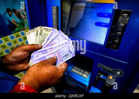 Kalkutta, Indien. 31.. Mai 2022. Ein Mann sah, wie er in Kalkutta mit Hilfe von Geldautomaten (Automated teller machine) Geld abheben konnte. Die Reserve Bank of India (RBI) hat alle Banken gebeten, ihren Kunden die Möglichkeit zu geben, Bargeld ohne Karte an ihren Geldautomaten abzuheben. Kredit: SOPA Images Limited/Alamy Live Nachrichten Stockfoto