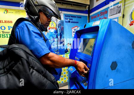 Kalkutta, Indien. 31.. Mai 2022. Ein Mann sah, wie er in Kalkutta mit Hilfe von Geldautomaten (Automated teller machine) Geld abheben konnte. Die Reserve Bank of India (RBI) hat alle Banken gebeten, ihren Kunden die Möglichkeit zu geben, Bargeld ohne Karte an ihren Geldautomaten abzuheben. Kredit: SOPA Images Limited/Alamy Live Nachrichten Stockfoto