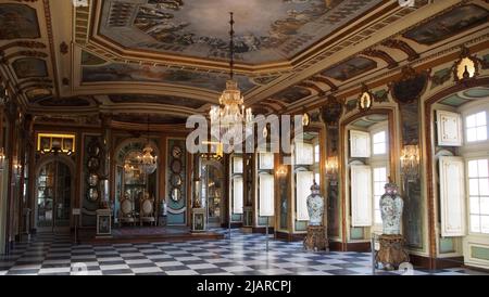 Innenräume des Queluz-Nationalpalastes, Botschaftersaal, ehemalige Sommerresidenz der portugiesischen Königsfamilie aus dem 18.. Jahrhundert, in der Nähe von Lissabon, Portugal Stockfoto