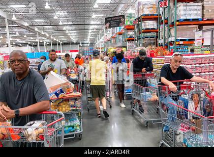 Orlando, Usa. 31.. Mai 2022. In einem Costco-Großhandelsgeschäft in Orlando warten die Käufer in einer Abferungslinie. Costco meldete im dritten Quartal einen zweistelligen Umsatzanstieg und eine Rekordzahl neuer Mitglieder, da die Verbraucher nach Wegen suchen, die durch die Inflation verursachten steigenden Lebensmittelpreise zu bekämpfen. Kredit: SOPA Images Limited/Alamy Live Nachrichten Stockfoto