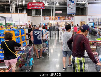 Orlando, Usa. 31.. Mai 2022. In einem Costco-Großhandelsgeschäft in Orlando warten die Käufer in einer Abferungslinie. Costco meldete im dritten Quartal einen zweistelligen Umsatzanstieg und eine Rekordzahl neuer Mitglieder, da die Verbraucher nach Wegen suchen, die durch die Inflation verursachten steigenden Lebensmittelpreise zu bekämpfen. (Foto von Paul Hennessy/SOPA Images/Sipa USA) Quelle: SIPA USA/Alamy Live News Stockfoto