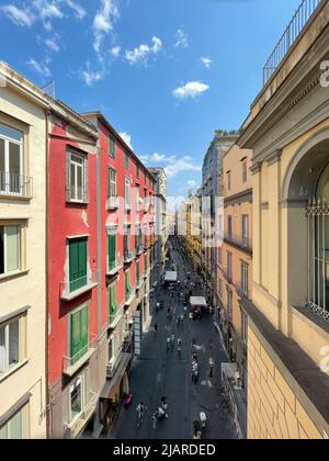 Neapel, Kampanien, Italien - 20. Aug 2021: Via von der Brücke aus dem 17. Jahrhundert über die Via Chiaia, um den Hügel von Pizzofalcone zu verbinden. Stockfoto