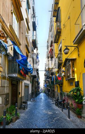 Neapel, Italien - 20. Aug 2021: Typische Straße von Neapel mit Balkonen, bunten Gebäuden und Wäschemöglichkeiten an den Fenstern. Stockfoto