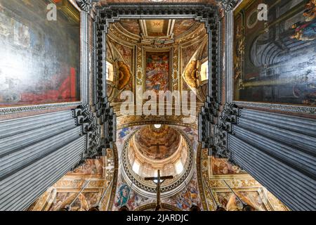 Neapel, Italien - 20. Aug 2021: Majestätisches Gewölbe der Basilika Santa Maria degli Angeli in Pizzofalcone in Neapel, Italien Stockfoto