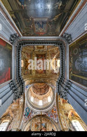 Neapel, Italien - 20. Aug 2021: Majestätisches Gewölbe der Basilika Santa Maria degli Angeli in Pizzofalcone in Neapel, Italien Stockfoto