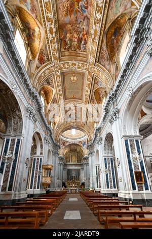 Neapel, Italien - 20. Aug 2021: Majestätisches Gewölbe der Basilika Santa Maria degli Angeli in Pizzofalcone in Neapel, Italien Stockfoto